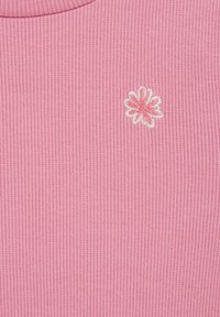 Țesătură roz cu dungi, cu o mică floare brodată albă și roz aproape de centrul superior.