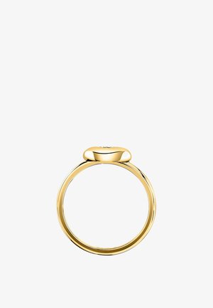 Bague en or avec un dessus lisse et arrondi portant de petits diamants incrustés, vue de côté sur un fond blanc.