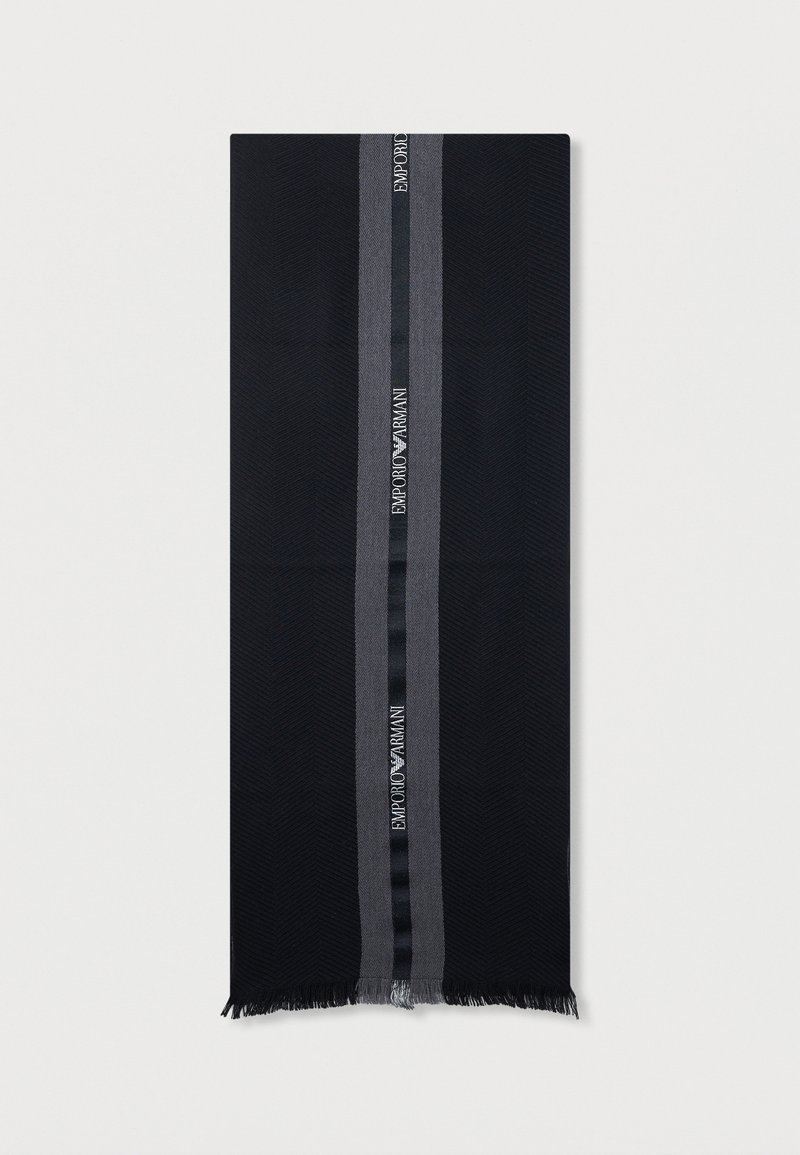 Temno modra ruta z vzorcem ribje kosti, siva črta z napisom "Emporio Armani" in raztrganimi robovi za teksturo.