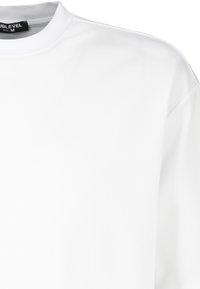 Weiße Baumwoll-T-Shirt mit kurzen Ärmeln und klassischem Rundhalsausschnitt. Verfügt über eine glatte Textur und ein Etikett mit der Größe M.