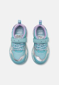 Zapatillas deportivas azules y plateadas con parte superior de malla, cuello acolchado y cordones con patrón. Correa de velcro en el medio del pie para un ajuste seguro.