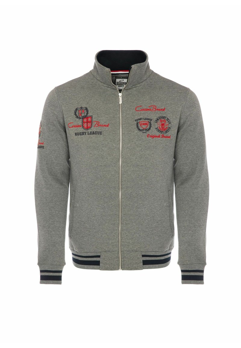 Siva dukserica na zip s visokim ovratnikom, rebrastim manžetama i donjim rubom, koja sadrži crvene izvezene logotipe i zakrpe na prsima i rukavima.