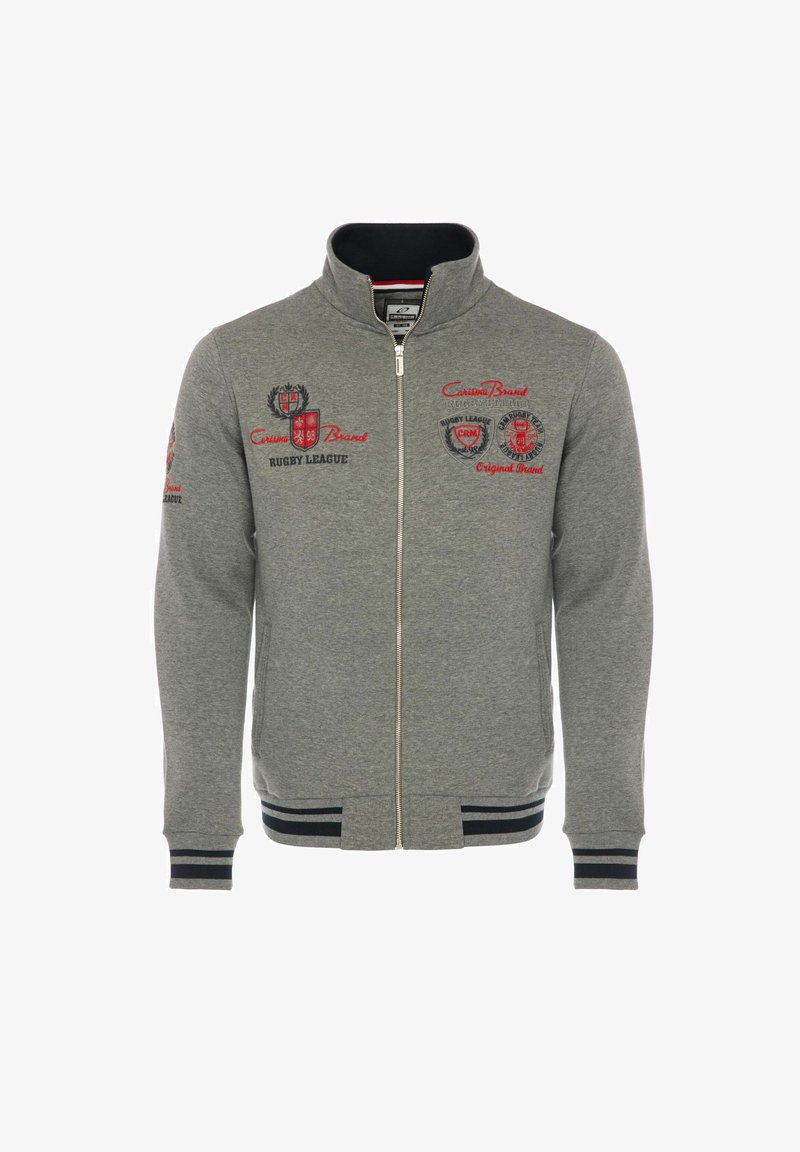 Grå zip-up sweatshirt med høj krave, ribbede manchetter og kant, med røde broderede logoer og patches på brystet og ærmerne.