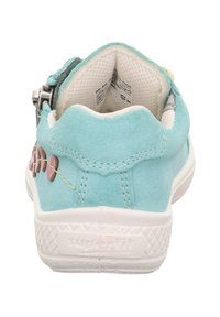 Helleblaue Wildlederschuhe für Kinder mit einer weißen Gummisohle und dekorativen Nähten in rosa und gelben Akzenten. Rückansicht, die den Kragen und das Futter zeigt.