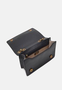 Černá kožená kabelka s klopovým uzávěrem, zlatými kovovými akcenty a vnitřní kapsou na zip. Hladký povrch a strukturovaný design.