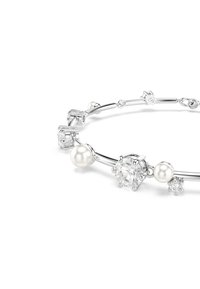 Srebrna zapestnica z izmeničnimi kubičnimi cirkoni, biseri in dodatki, ki se ponaša s sodobnim oblikovanjem in gladkim, poliranim zaključkom.