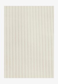 Tela de color crema con textura de listas verticales. Material suave y fino con un brillo sutil, creando un patrón delicado en la superficie.