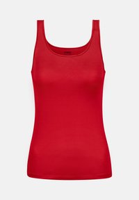 Top rosso senza maniche realizzato in tessuto liscio e elastico. Presenta spalline sottili, scollatura a giro e una silhouette aderente senza ulteriori decorazioni.