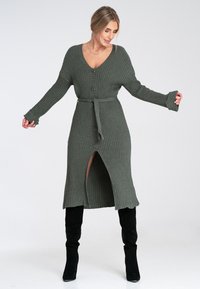 Rippstrick olivgrünes Cardigan-Kleid mit V-Ausschnitt, Knopfleiste, Gürtel und Seitenschlitz, mit langen Ärmeln und strukturiertem Stoff.