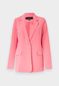 Blazer rose pour femme à un bouton, avec revers crantés et poches avant à rabat, présenté sur fond blanc.