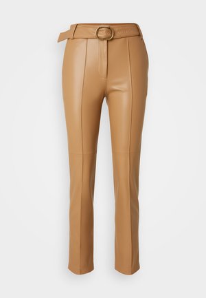 Pantaloni in ecopelle color tan con design a gamba dritta, dotati di vita con cintura e discreti dettagli delle cuciture lungo le gambe.