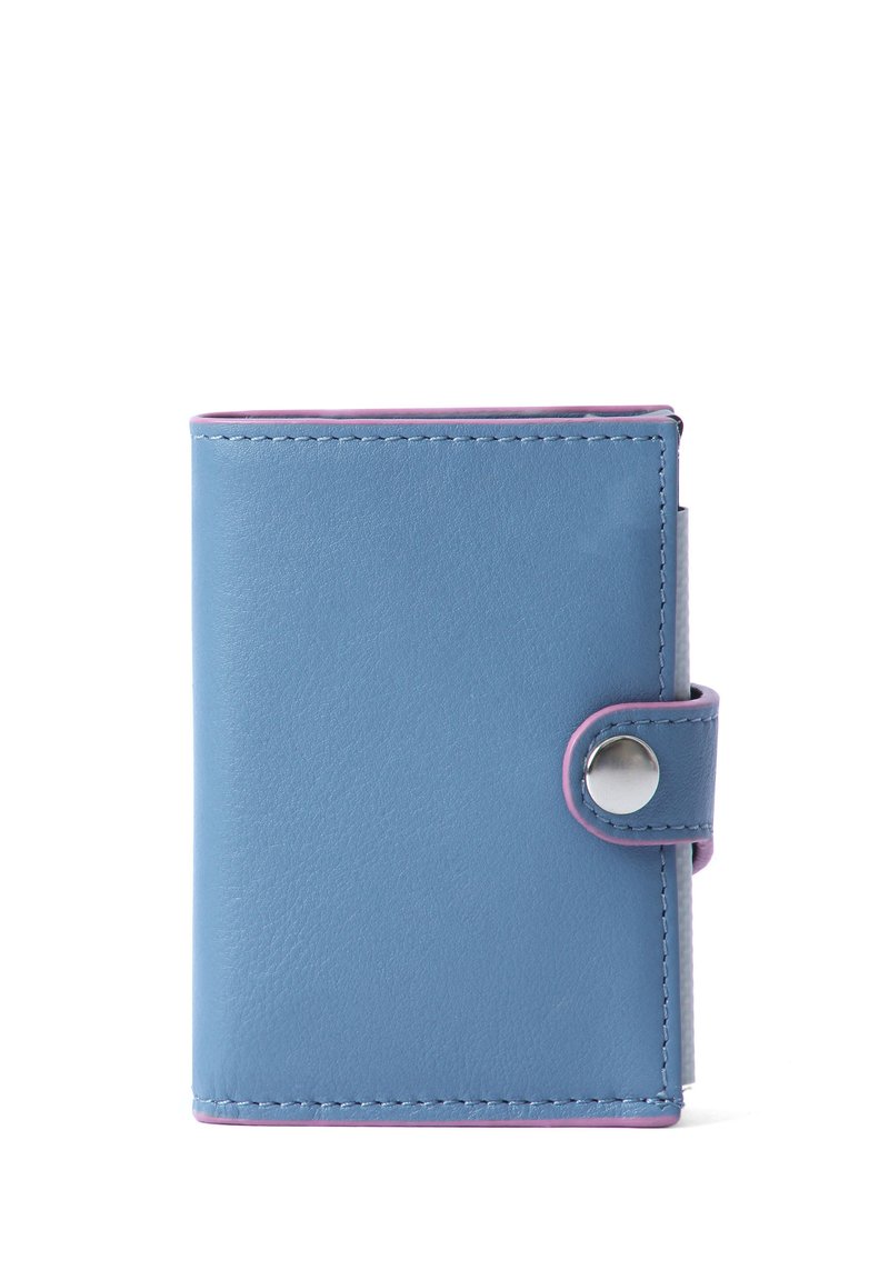 Blauweleren portemonnee met een drukknoopsluiting, gemarkeerd met een roze rand. Gladde textuur en rechthoekige vorm met stiksels.