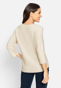 Olsen MIT RUNDHALSAUSSSCHNITT - Strickpullover - beige