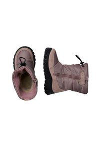 Botas de invierno aisladas en color rosa, confeccionadas con tejido suave y gamuza, con una suela de goma, cierre de cremallera y una tira en la parte superior para facilitar el calzado.