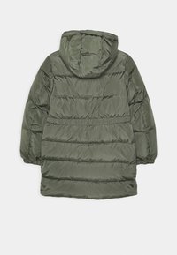 Olivově zelená péřová bunda s kapucí, která má prošívaný design, elastické manžety a střední délku. Hladký, lesklý materiál.