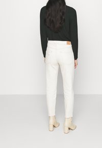 Marc O'Polo Džíny Relaxed Fit - off-white