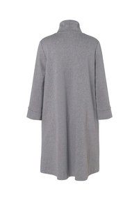 Grauer knielanger Mantel mit hohem Kragen, langen Ärmeln und gerader Silhouette. Verfügt über ein dezentes strukturierte Muster und umgeschlagene Manschetten.