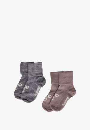 Twee paren sokken: één grijs met geribde boorden en logo, de ander mauve met een gladde textuur en vergelijkbaar boordontwerp.