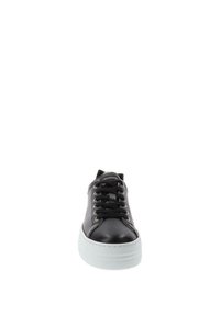 Schwarze Ledersneaker mit runder Zehenpartie, flacher, weißer Sohle, schwarzen Schnürsenkeln und metallischen Ösen. Schlichtes Design mit minimaler Detailierung.