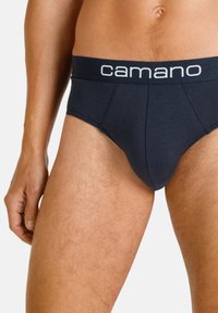 Boxer in cotone blu navy con logo bianco "camano" sull'elastico in vita. Presenta una vestibilità aderente e una texture liscia. Senza motivi o hardware notevoli.