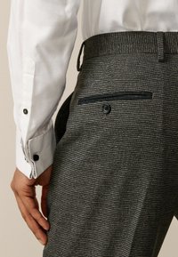 Next TAILORED TRIMMED TEXTURE  REGULAR FIT - Oblekové kalhoty - brown