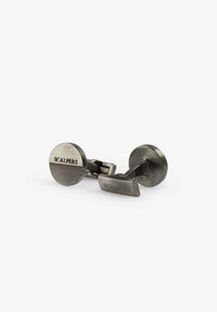 Gemelos de metal con un diseño redondo, que presentan un patrón de rayas texturadas en un lado y el texto "SCALPERS" en ambas piezas.
