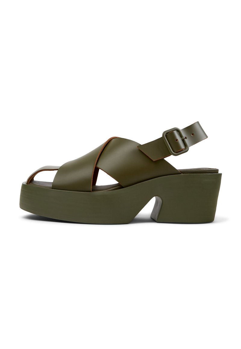 Gröna plattformssandaler med en bred korsetdesign, justerbar ankelspänne och en klumpig klack. Slätt material med matt yta.