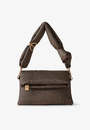 Sac à main en tissu noir et crème à motifs, avec un design plié, une sangle nouée, des ferrures en or et une poche zippée à l'avant.