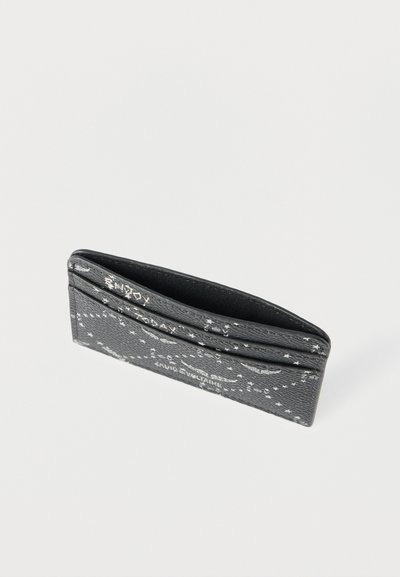 Μαύρο δερμάτινο θήκη καρτών με λευκό αστέρι και σχέδια αλυσίδας και πολλαπλές θήκες για κάρτες σε απλό λευκό φόντο.