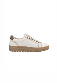 Sneakers bianchi con una texture liscia, lacci nella parte anteriore e suola in gomma marrone chiaro a contrasto. Gli accenti metallici sul tallone aggiungono un tocco di dettaglio.