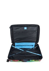Schwarzer Rollkoffer mit einem bunten geometrischen Muster. Das Innere verfügt über ein blaues Futter, eine Netztasche und verstellbare Gurte zur Sicherung der Gegenstände.