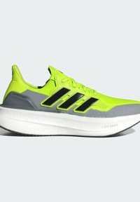 Neon zelena i siva sportska cipela s teksturiranim gornjim dijelom, crni dizajn s tri pruge i debela bijela srednja potplata označena "LIGHT BOOST."