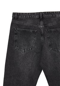 Jeans in denim nero con vita alta, due tasche posteriori e un taglio classico. Il tessuto presenta una leggera texture e una finitura sfumata.