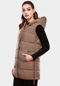 Beige gesteppte Weste mit Kapuze, ausgestattet mit einem Reißverschluss, seitlichen Taschen und gestreiften schwarzen Ärmeln. Logodetail auf der oberen linken Seite.