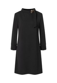 Robe noire avec un col montant, des manches trois-quarts et un détail en nœud. Présente une texture lisse et un éclat subtil.