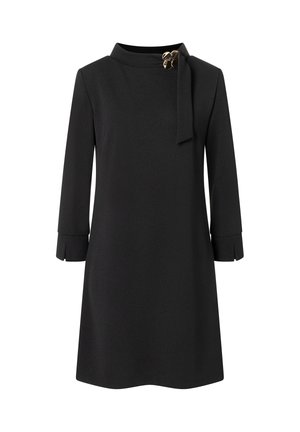 Schwarzes Kleid mit hohem Kragen, Dreiviertelärmeln und einer Schleifendetail. Verfügt über eine glatte Textur und einen subtilen Glanz.