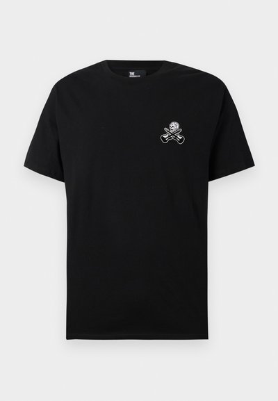 T-shirt de algodão preto com um pequeno logótipo de crânio branco e guitarras cruzadas na área do peito esquerdo. Decote redondo clássico e mangas curtas.