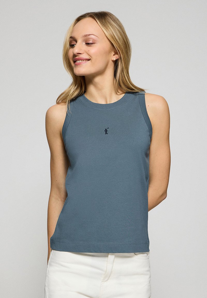 Bez rękawów, turkusowy top na ramiączkach wykonany z miękkiej bawełny, z okrągłym dekoltem oraz małym haftowanym logo na klatce piersiowej.