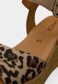 Πλατφόρμα σανδάλι με λουρί με μοτίβο λεοπάρδαλης, ταμπά επενδεδυμένη εσωτερική σόλα με μέγεθος 41 ½ και λουρί αστραγάλου με χρυσή πόρπη.