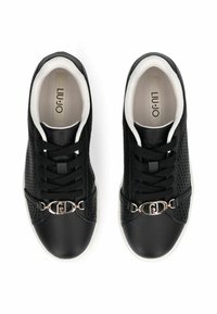 Baskets noires avec côtés perforés, bout en cuir lisse et semelle blanche. Comprennent des lacets noirs et un accent métallique décoratif sur la partie supérieure.