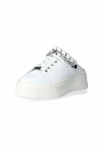 Sneaker bianco con suola spessa, caratterizzato da una tomaia in pelle liscia, dettagli in catena metallica e una punta rotonda. Suola in gomma testurizzata.