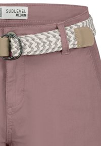 Roze katoenen shorts met een gevlochten wit en grijs riem, voorzien van een ronde zilveren gesp en een beige accent. Effen stof met subtiele stiksels.