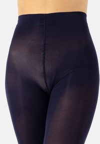 Leggings negros opacos con una cinturilla alta, que presentan una textura suave y un diseño ajustado sin costuras visibles.