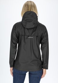 Giacca impermeabile nera con cappuccio, polsini elastici e logo. Texture liscia con finitura opaca, progettata per l'uso all'aperto.