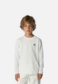 T-shirt bianco a maniche lunghe in cotone con un piccolo logo blu sul lato sinistro del petto, con scollatura rotonda classica e vestibilità comoda.