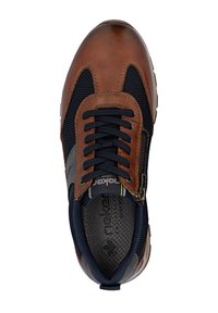 Chaussure en cuir marron et textile bleu marine avec lacets et fermeture éclair sur le côté, offrant une semelle intérieure texturée et des détails de coutures contrastés.