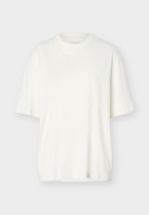 Lõtv valge lühikeste varrukatega T-särk, ümmarguse kaelusava ja peene tikitud logoga rinna keskel.