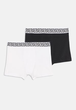 Deux paires de boxers, un noir et un blanc, chacun avec une ceinture à motif géométrique noir et blanc.