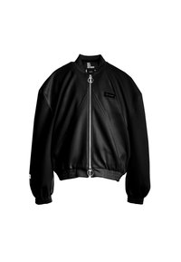 Chaqueta bomber negra hecha de tela suave, con cremallera frontal, puños elásticos y un corte corto con una etiqueta de acento.