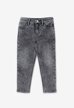 Szare dżinsy dziecięce acid wash z przodu zapinane na guzik i zamek błyskawiczny, szlufki na pasek oraz klasyczny fason z pięcioma kieszeniami, ułożone płasko na białym tle.